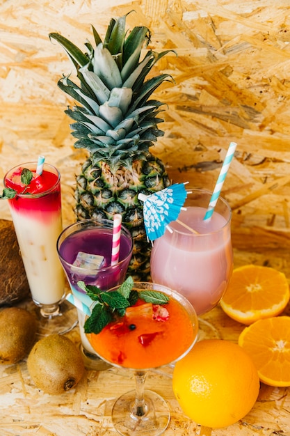 Free photo cocktails and tropical fruits