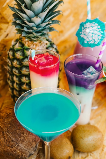 Free photo cocktails and tropical fruits