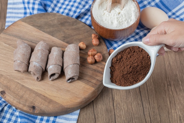 Cocoa mutaki cookies on a wooden board with cinnamon powder.