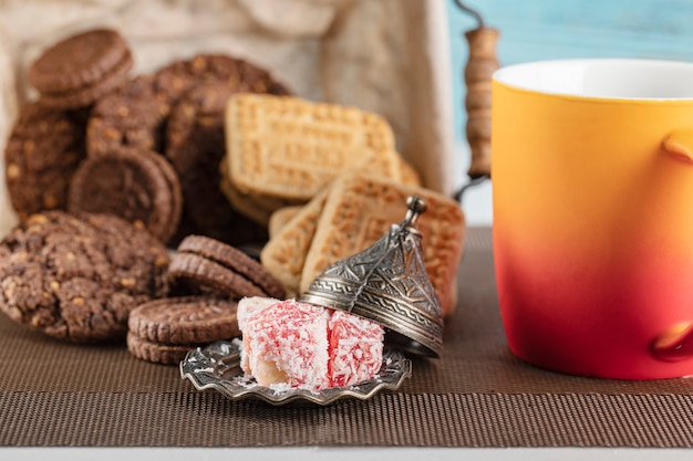 Free photo cocoa and unsalted butter cookies with a cup of drink