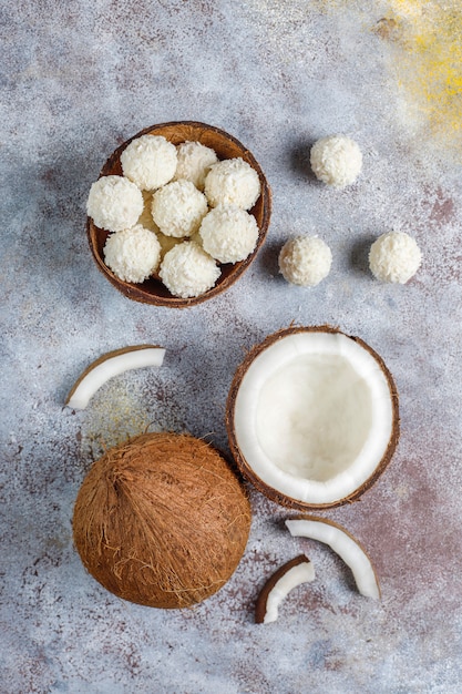 Free photo coconut and white chocolate truffles with half coconut