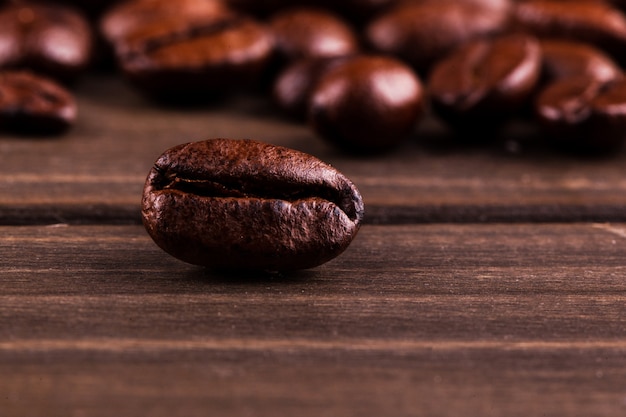 Free Photo coffee bean on wooden table