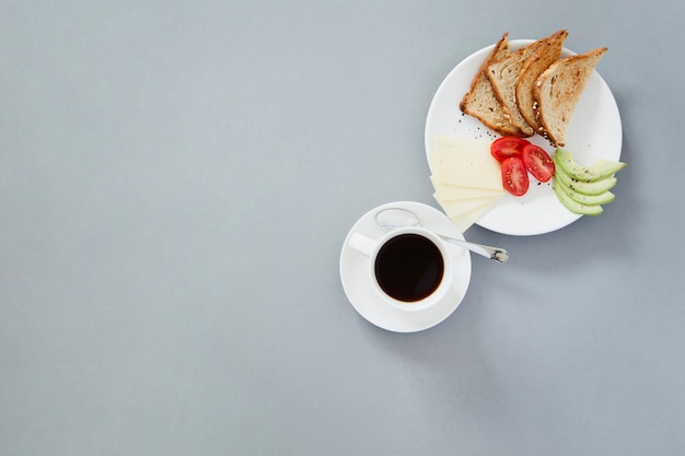 Free photo coffee cup and toasts