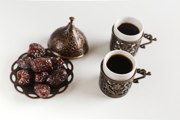 Free Photo coffee cups with dates on saucer