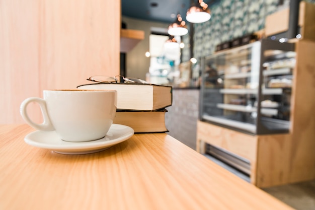 Free photo coffee,diary and spectacles on wooden desk