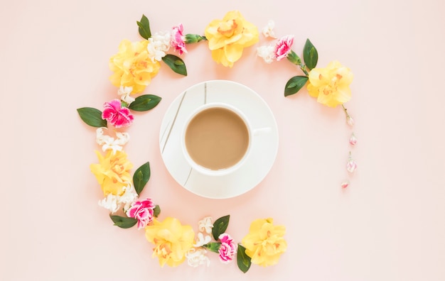 Free photo coffee and flowers