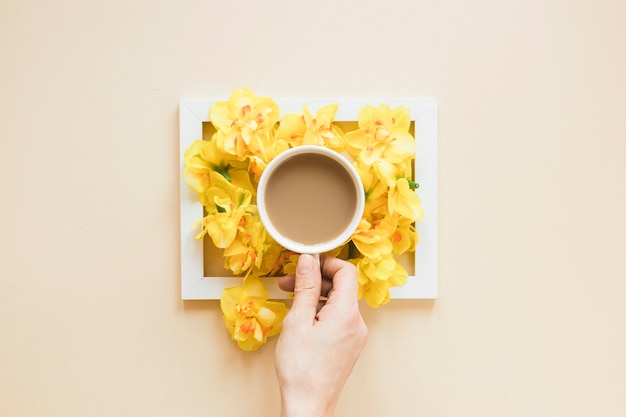 Free photo coffee and flowers