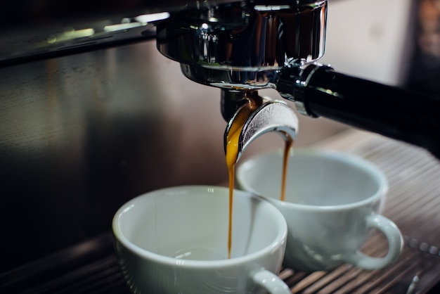 Coffee machine filling two cups at a time