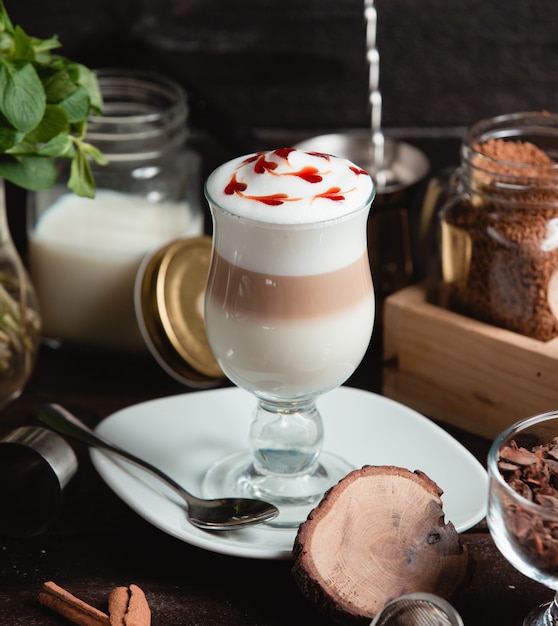 Free photo coffee milk latte with strawberry slices