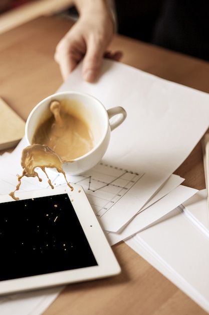 Free photo coffee in white cup spilling on the table in the morning at office table