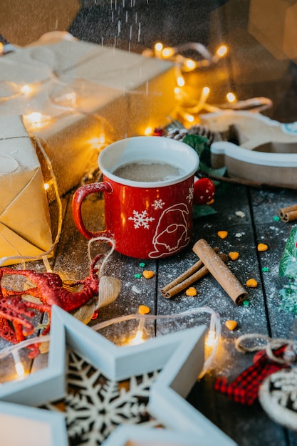 Free photo coffee with cinnamon and milk in christmas atmosphere