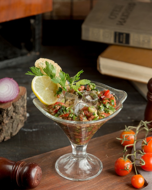 cold mangal salad with lemon slice