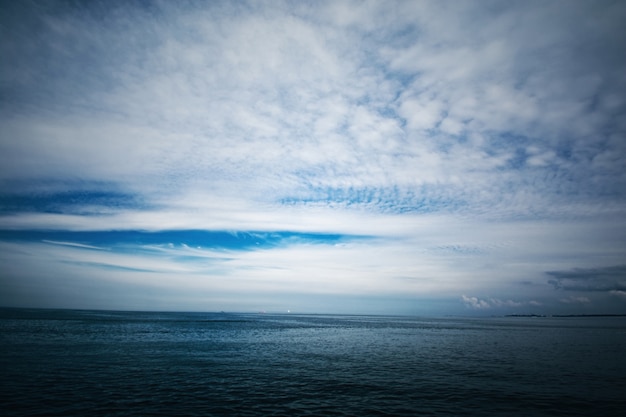 Free photo cold sea and cloudy sky.