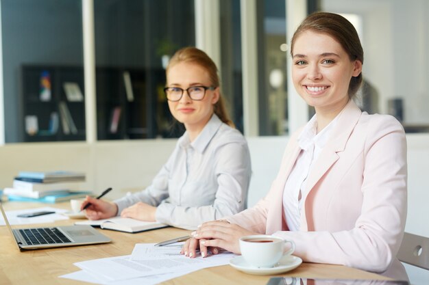 Free photo colleagues in office