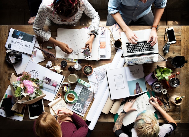 Free photo colleagues working at a desk