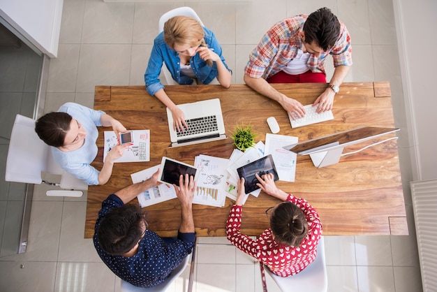 Free photo colleagues working at office in relaxed atmosphere