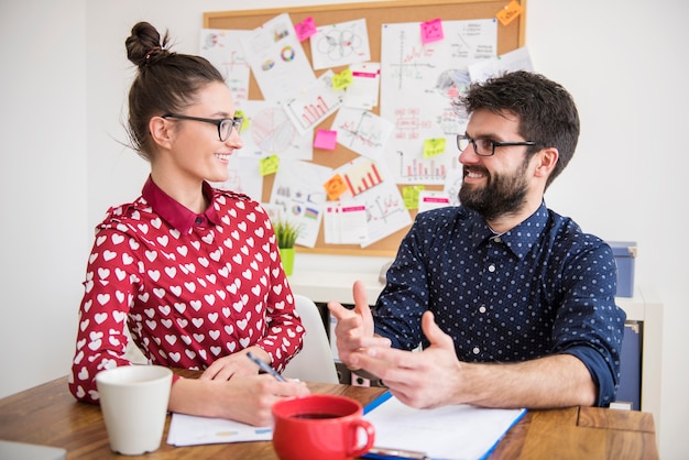 Free photo colleagues working at office in relaxed atmosphere