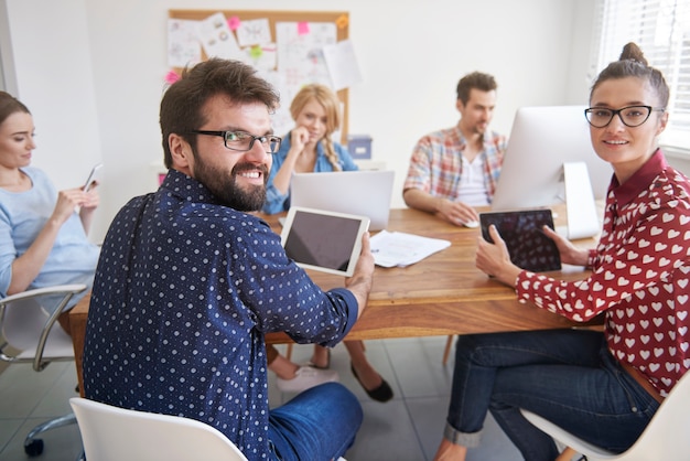 Free photo colleagues working at office in relaxed atmosphere