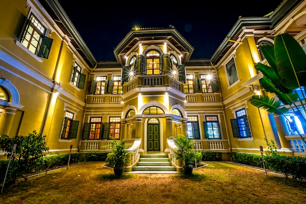 Free Photo colonial style house in night scene