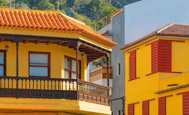 Free photo colorful buildings on a narrow street in spanish town garachico on a sunny day, tenerife, canary islands, spain.