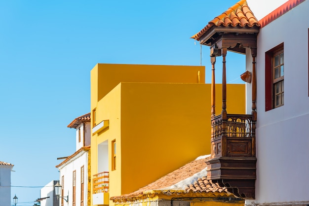 Free photo colorful buildings on a narrow street in spanish town garachico on a sunny day, tenerife, canary islands, spain