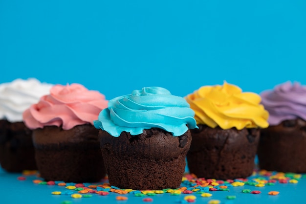 Free photo colorful delicious cupcakes with frosting