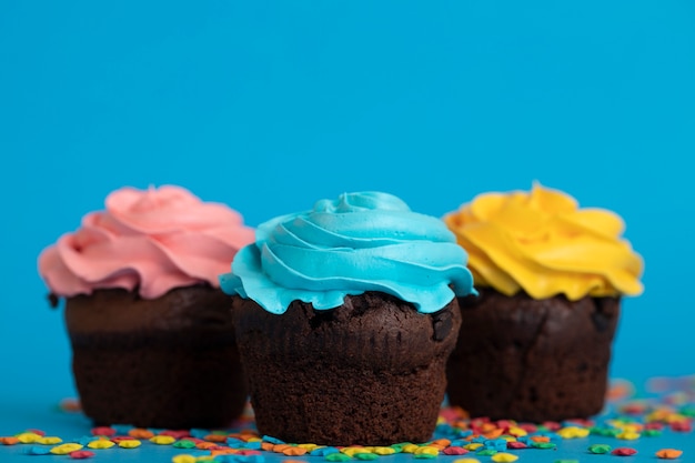 Free photo colorful delicious cupcakes with frosting