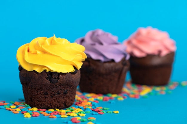 Free photo colorful delicious cupcakes with frosting