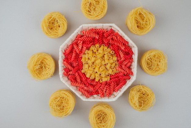 Free photo colorful delicious raw macaroni on plate