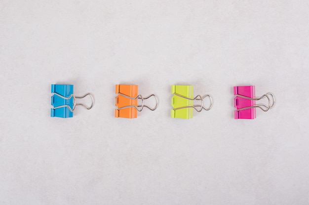 Free photo colorful paper clips on white background. high quality photo