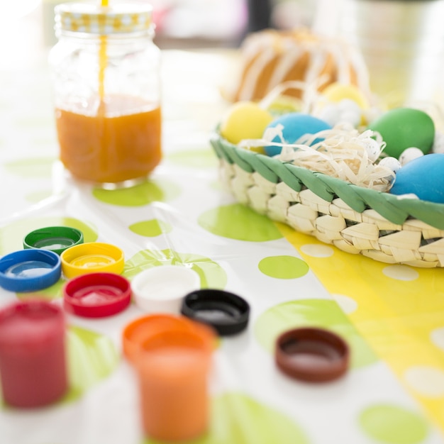 Free photo coloring easter eggs with paints