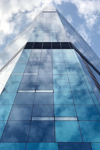 Free photo commercial building in downtown district with cloud reflection