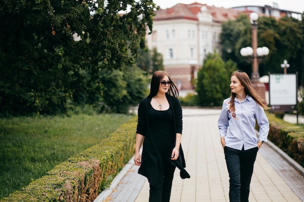 Free Photo company of young friends with smartphones walking in city