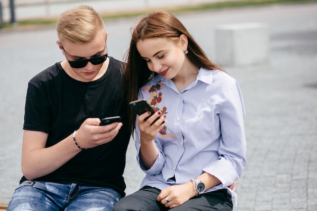 Free Photo company of young friends with smartphones walking in city