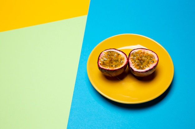 Free photo composition of delicious exotic passion fruit