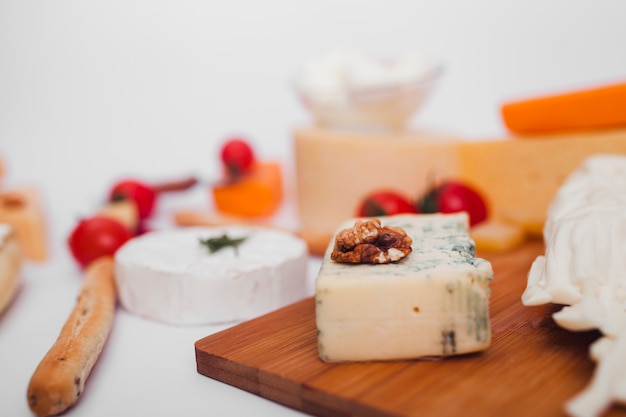 Free photo composition of different types of cheese