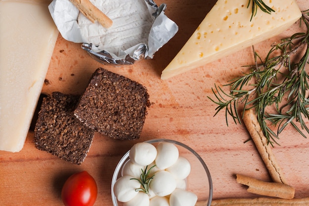 Free Photo composition of different types of cheese