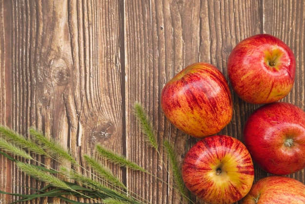 Composition with apples and green spikes