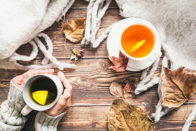 Free photo composition with autumn tea and coffee on table