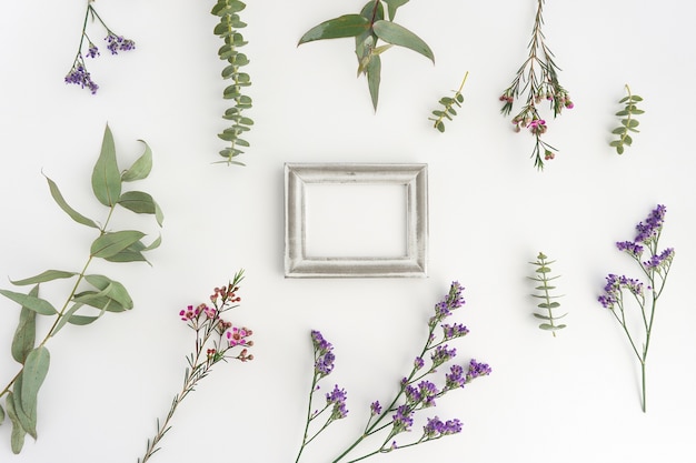 Free Photo composition with silver frame and plants