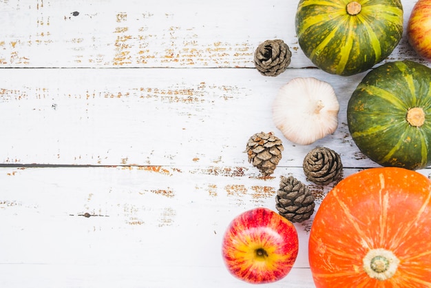 Free photo composition with vegetables and pine cones