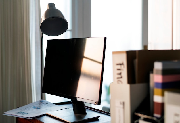 Free photo computer monitor on wooden table