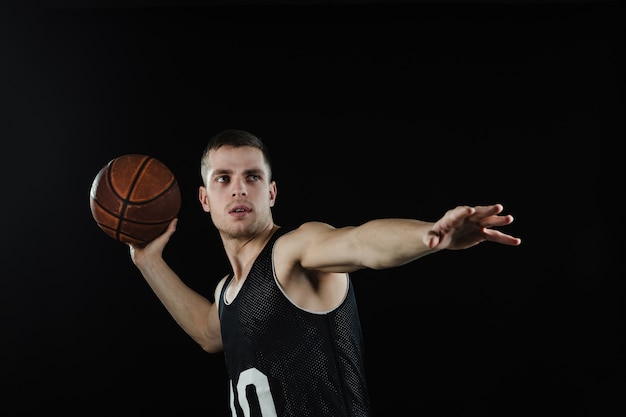 Free photo concentrated basketball player before throwing the ball