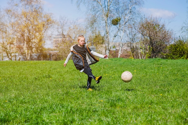 Free photo concentrated girl playing soccer