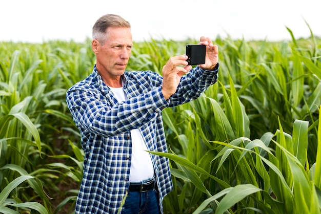 Free photo concentrated man taking a selfie