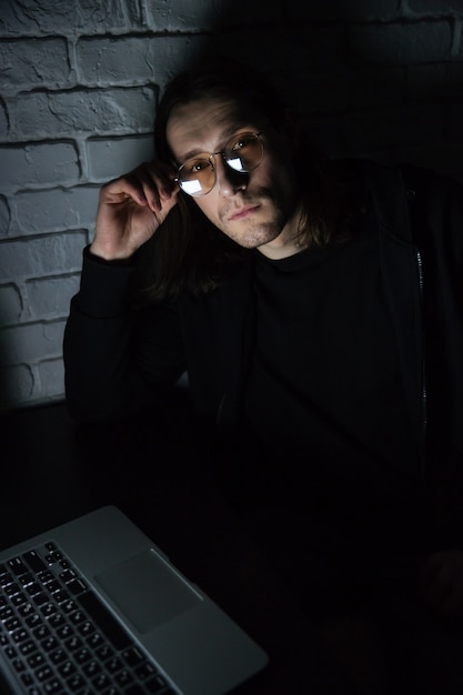 Free photo concentrated man using laptop computer at home