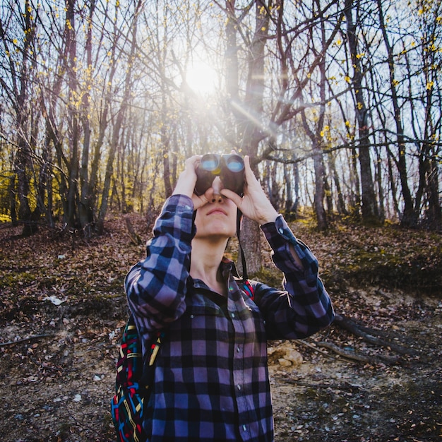 Free photo concentrated rambler using her binoculars