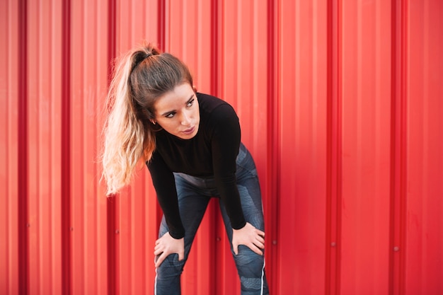 Free photo concentrated sportswoman resting on street