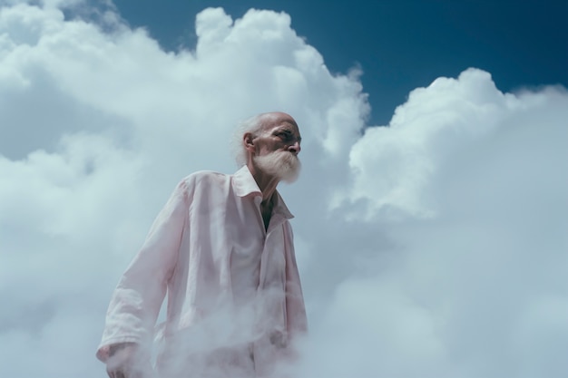 Free photo conceptual scene with people in the sky surrounded by clouds with  dreamy feeling