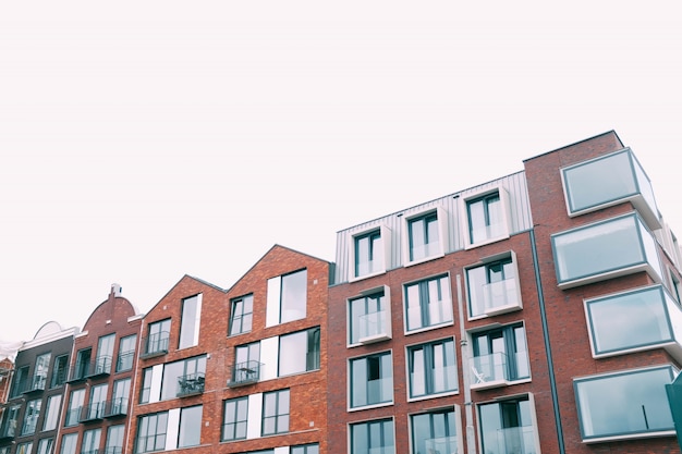 Free photo concrete brown building under the white sky